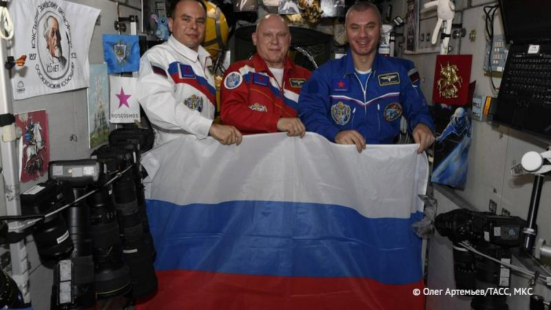 С Днём России от космонавтов: «Вместе с Родиной преодолеем все трудности,  добьёмся Побед!»