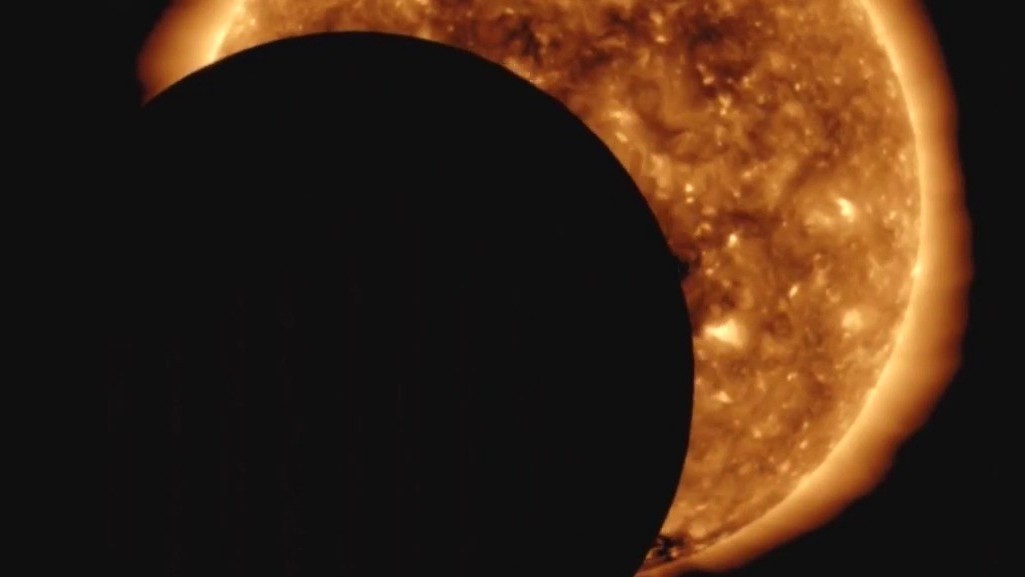 Гигантский НЛО закрыл собой Солнце: опубликовано видео