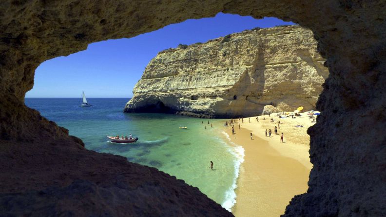 Морская пещера в Алгарве, Португалия.