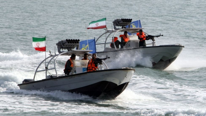 Американцы открыли сигнальный огонь при встрече с иранскими катерами