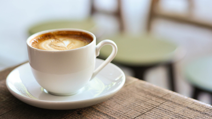Чашка кофе перед покупками может подтолкнуть к лишним тратам
