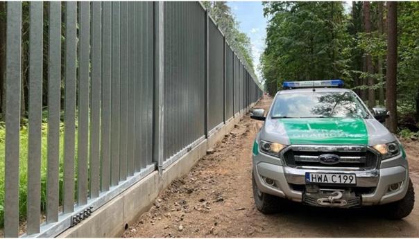 Польша завершила строительство 5-метрового забора на границе с Белоруссией