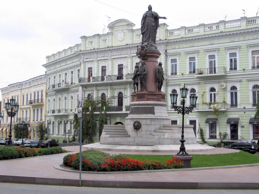 Зеленского просят считать Екатерину II убийцей и снести ее памятник