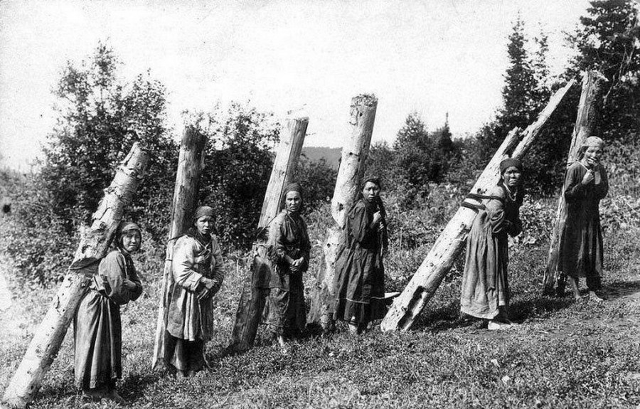 Женщины на заготовке дров. Алтай, Горная Шория, 1913 год.