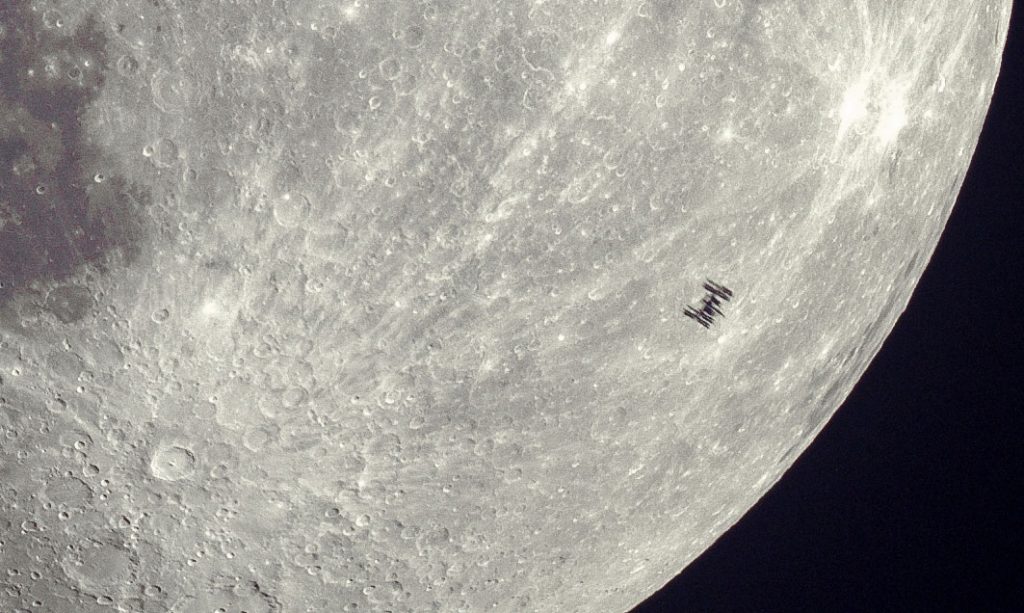на фото Луны транзит МКС