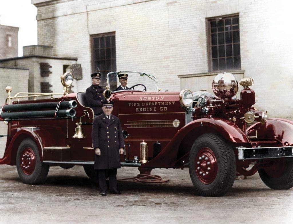 Бостонские пожарные позируют с новой пожарной машиной в 1920-е годы.