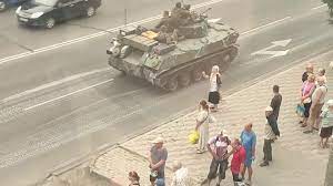 Сильные кадры: Люди на улице освобождённого Мелитополя Запорожской области благословляют НАШИХ бойцов!