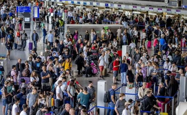 Смешались в кучу самолëты, люди, чемоданы: аэропорты Германии погрузились в ад