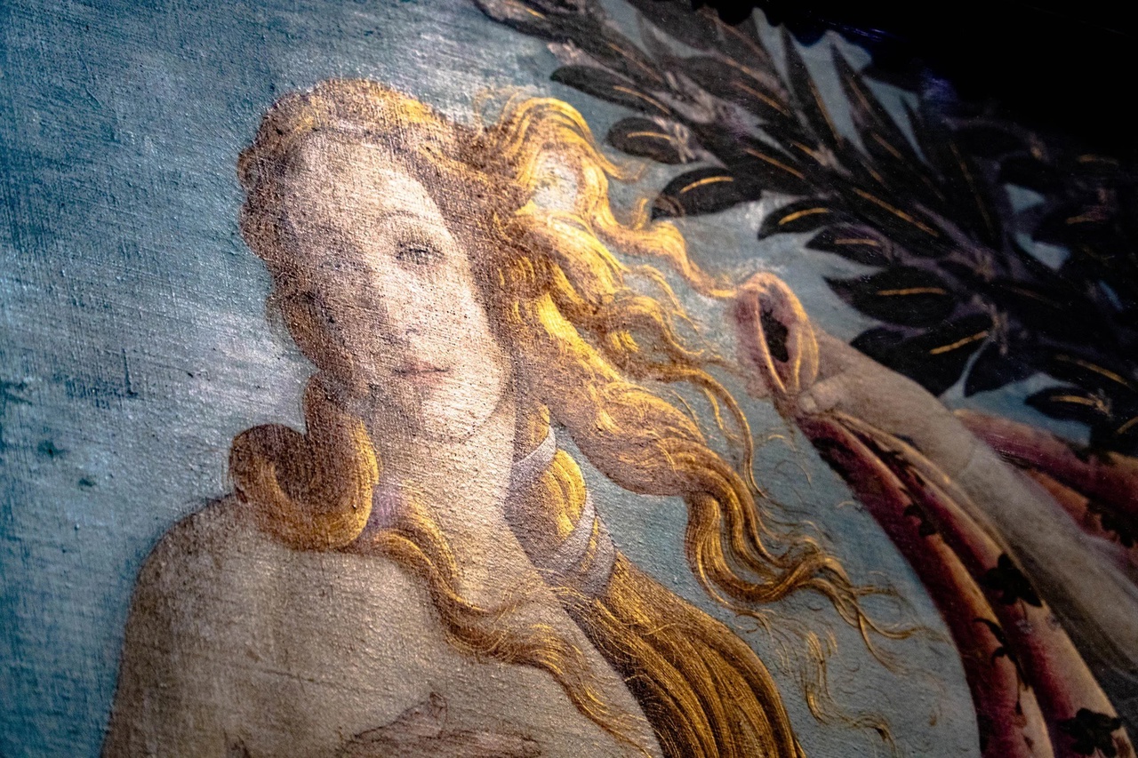 Боттичелли использовал настоящее золото для росписи волос в картине 