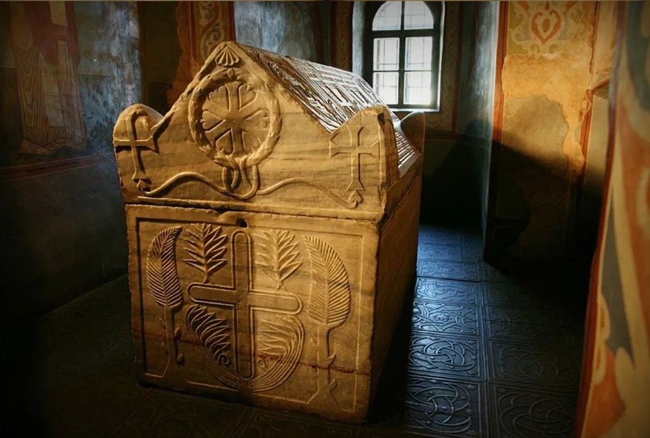 Чьи останки хранятся в саркофаге Ярослава Мудрого?