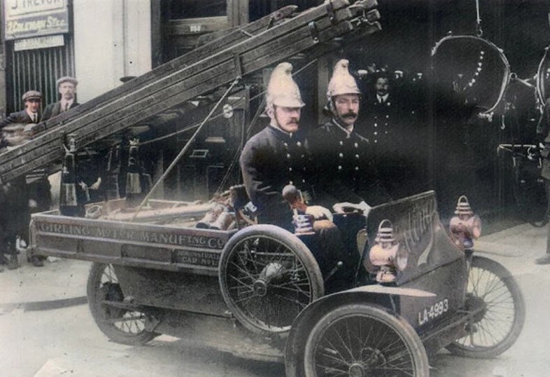 Пожарные спешат на помощь на мини-пожарной машине, т.н. машине первой пожарной помощи. 1912 год.