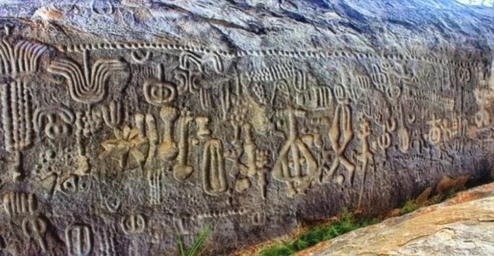 В Бразилии найден огромный камень, на котором 6000 лет назад изобразили карту звездного неба