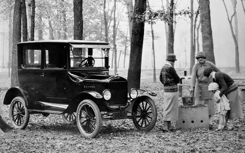 Форд-Т 1908 года. Стоил он тогда 1300 долларов, довольно весомая сумма по тем временам.
