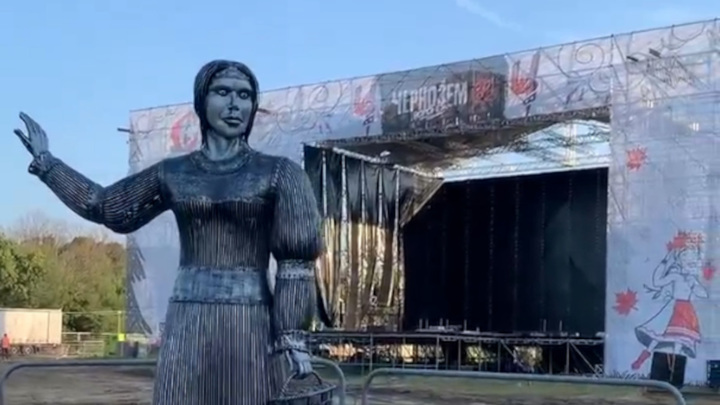 Жуткая скульптура Аленки пригодилась на рок-фестивале под Воронежем