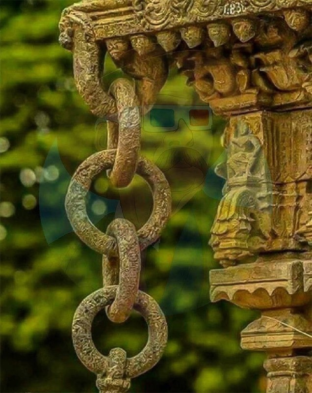 Цепочка из цельного камня украшает храм в Индии