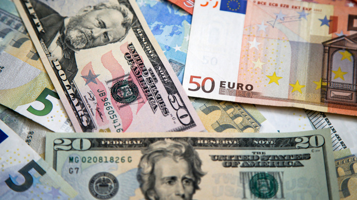 Курс евро к доллару остается на минимуме 2002 года