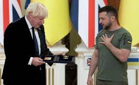 Зеленский наградил Джонсона высшим орденом для иностранцев за «преданную поддержку независимости Украины»