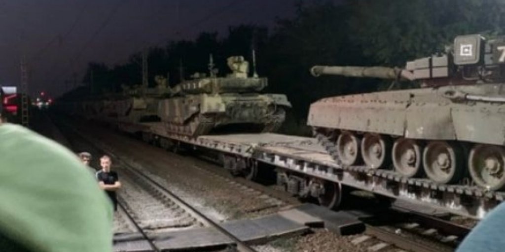 В сторону Украины выдвинулись эшелоны с артиллерией, ПВО и танками