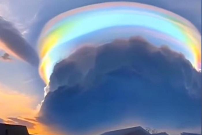 Посмотрите, какое редчайшее явление в небе наблюдали в городе Хайкоу. Завораживает! (Видео)