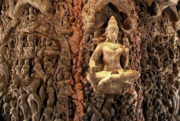 Деревянный храм в Паттайе (Таиланд).