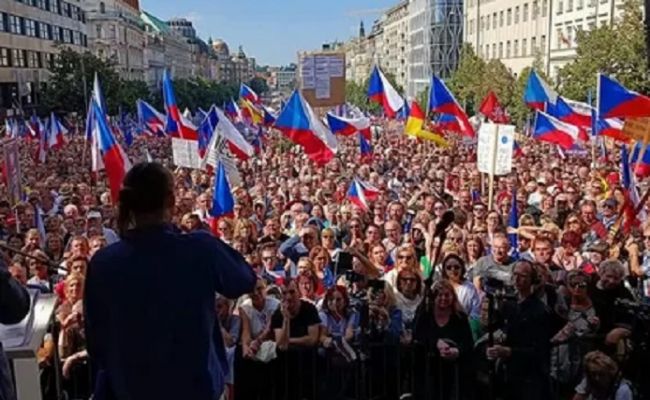 В Праге прошла многотысячная демонстрация за нейтралитет по Украине