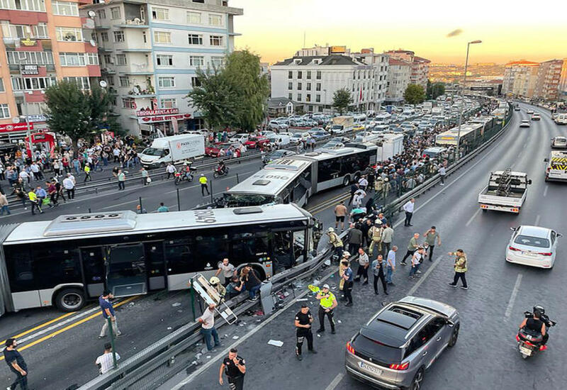 В Стамбуле столкнулись 4 метробуса, около 100 пострадавших