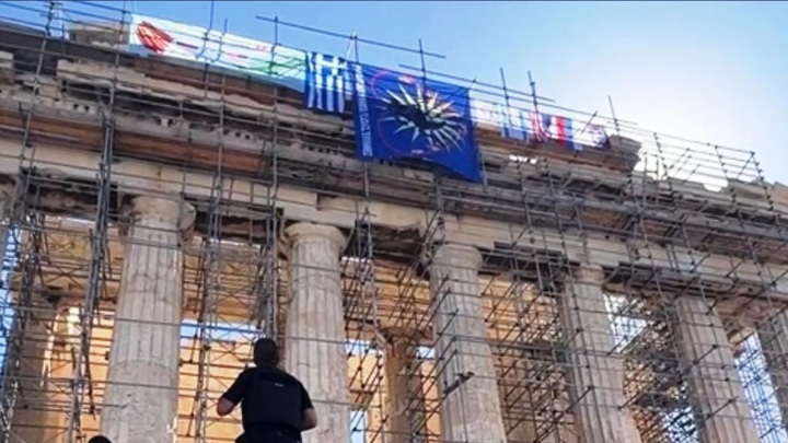 Житель Афин вывесил российский флаг на Парфеноне