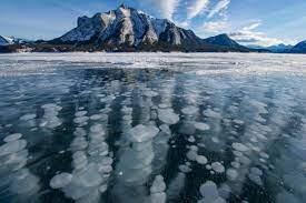 На Аляске МАССОВО появляются кипящие метаном озера