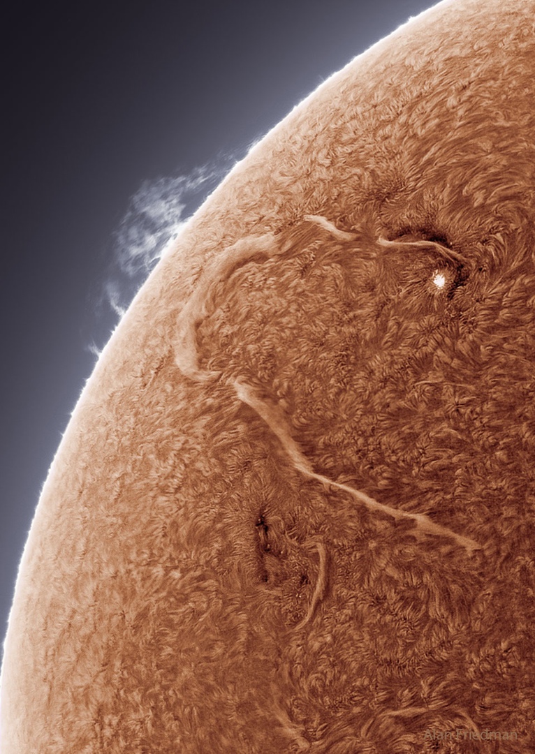 В начале этого месяца на Солнце появилось одно из самых длинных из всех зарегистрированных волокон