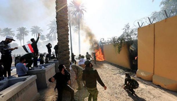 Иракцы пошли на штурм посольства США в Багдаде