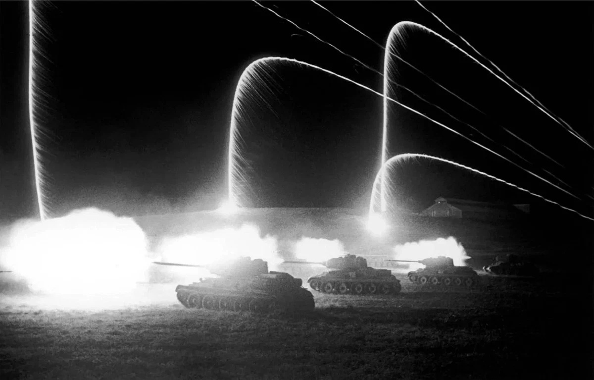 Танки СССР идут в ночную атаку , 1944 год.