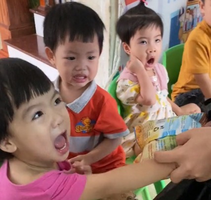 Урок на всю жизнь: как китайских малышей отучают брать сладости у незнакомцев