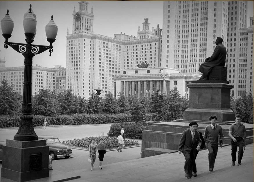 Слухи или нет: правда ли, что под главным зданием МГУ хранится золотая статуя Сталина?