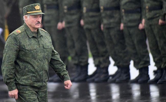 Лукашенко объявил о развертывании в стране белорусско-российской группировки войск