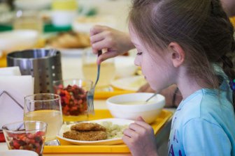 Сбалансированное, а главное вкусное: Зленко о переходе на бесплатное питание в российских школах