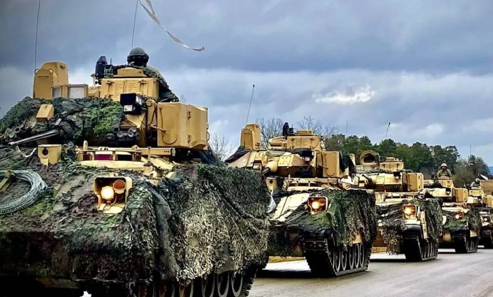 НАТО стянула к российским границам 30-тысячную группировку войск