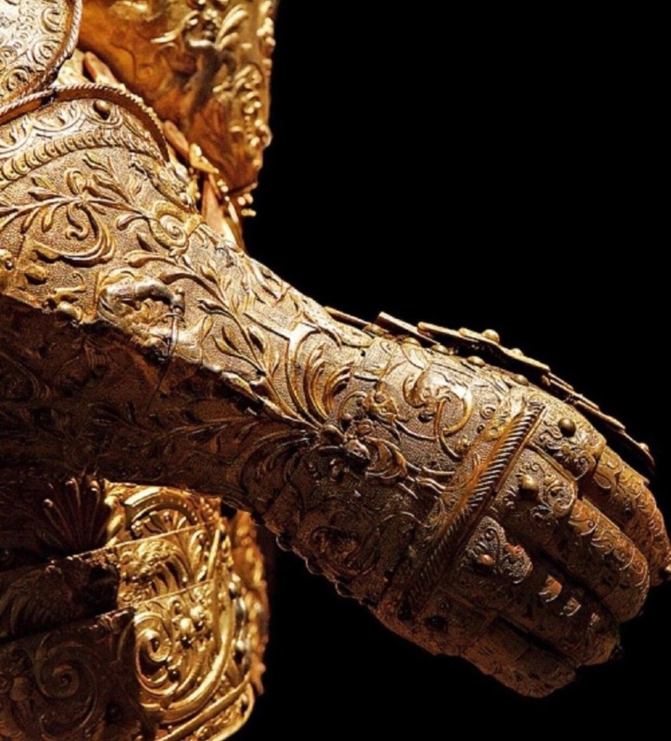 рукавица парадных доспехов Генриха III (король Франции). Доспехи были изготовлены в 1570 году.