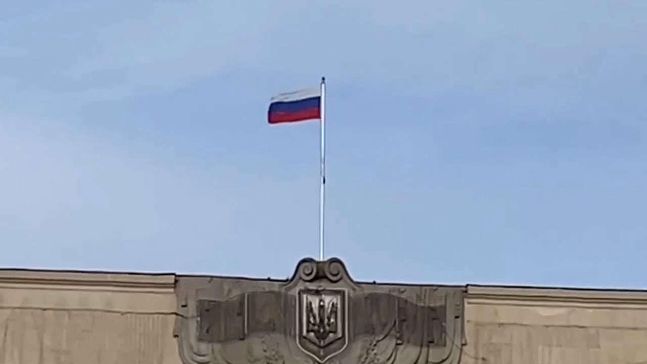 Российские флаги в Херсоне находятся на своих местах — военкор