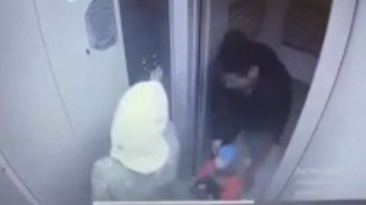 Лифт с семьей сорвался в иркутской многоэтажке