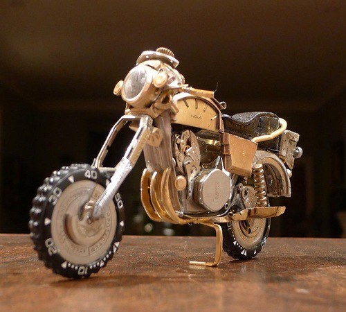 Декоративные мотоциклы собранные из деталей часов.
