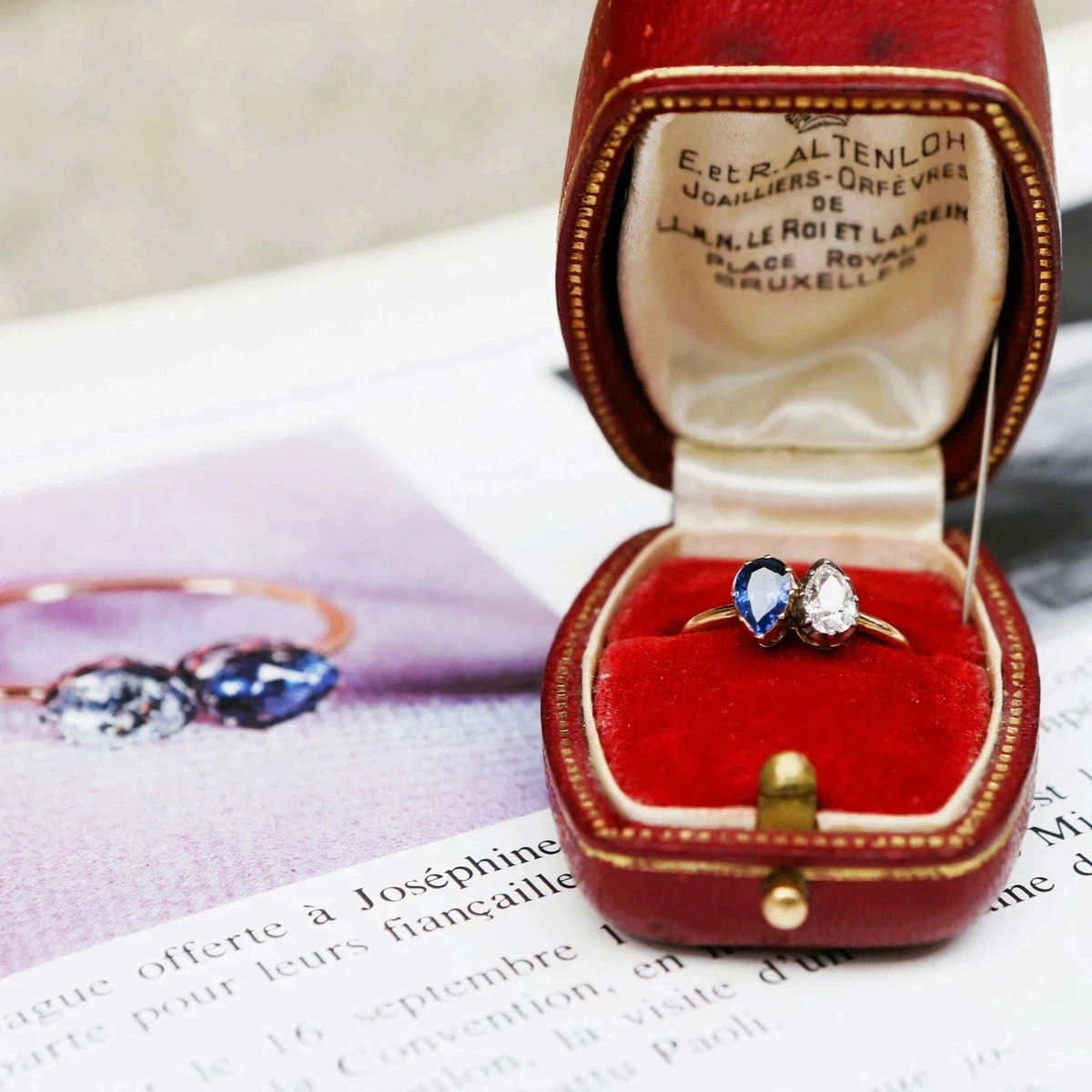 Вот такое изящное кольцо подарил Наполеон любимой Жозефине в день их помолвки.