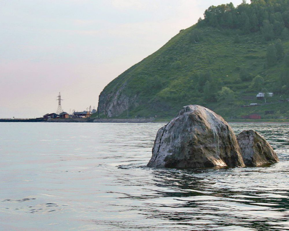 Исток Ангары из озера Байкал Шаман камень.