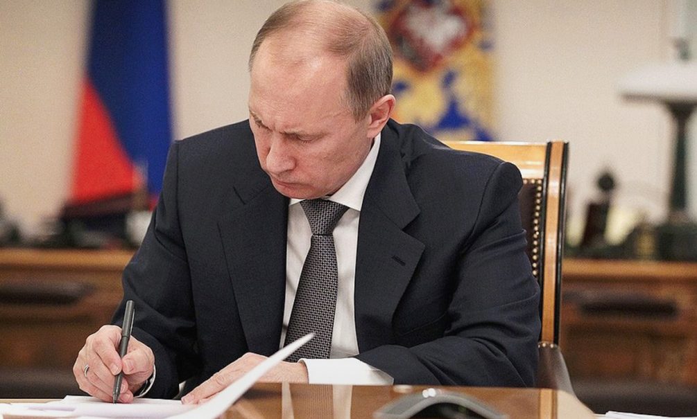 Пособия для детей: Владимир Путин подписал ряд важных законов