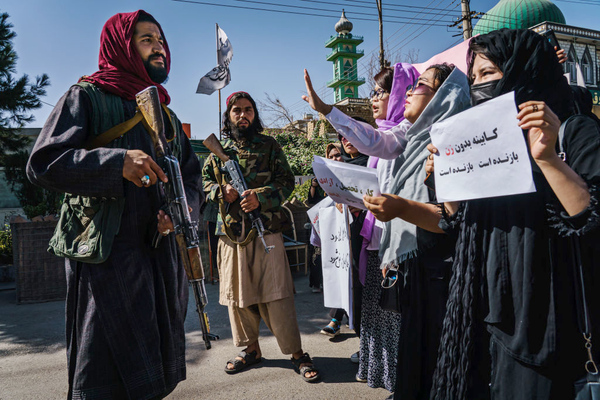 «Даже женщины поднялись на борьбу» Талибы правят Афганистаном уже полгода. Почему им все сложнее удерживать власть?