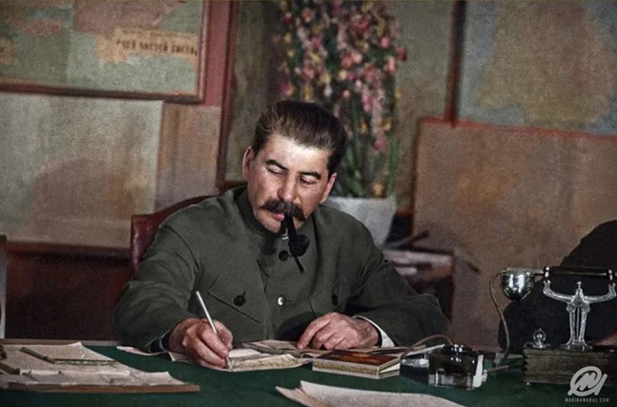 Почему Сталин приказал расстрелять свою секретаршу