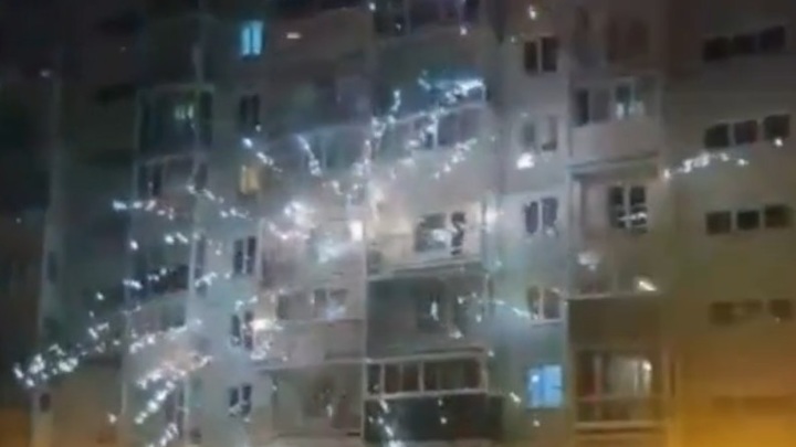 Несколько балконов загорелись из-за салюта в Новосибирске