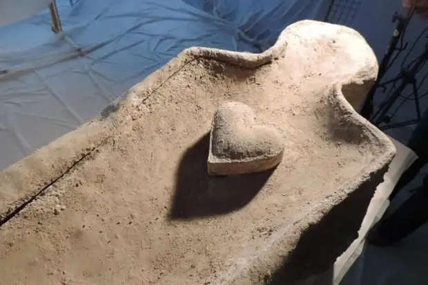Во Франции в элитной свинцовой гробнице нашли забальзамированное сердце