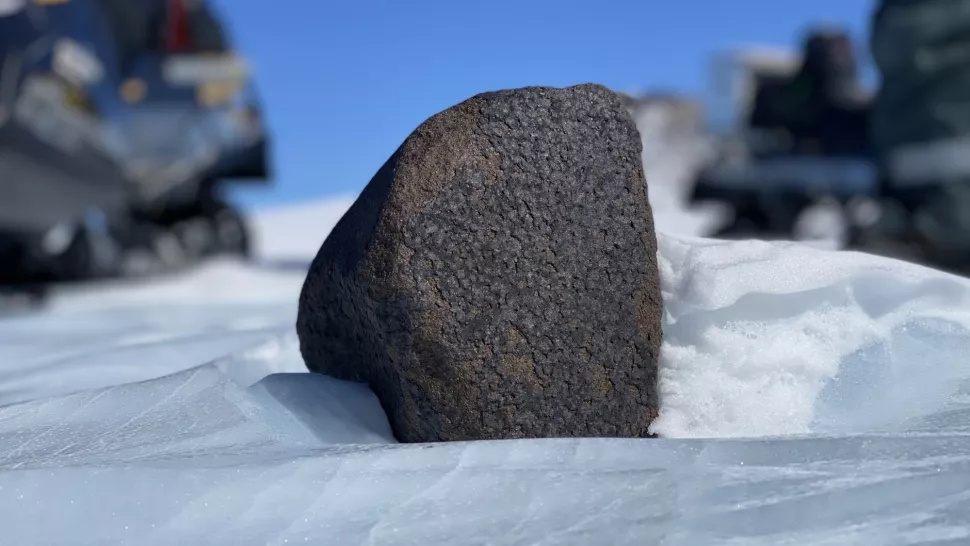 Ученые нашли в Антарктиде крупный метеорит