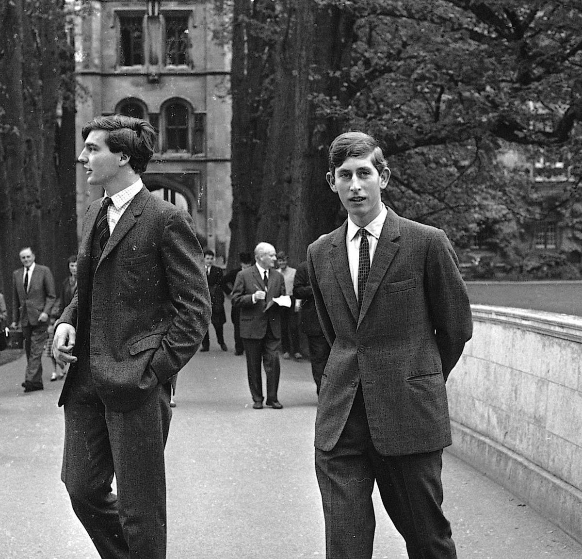 Когда принц Чарльз учился в Кембридже, вместе с ним на занятия ходил его личный телохранитель.