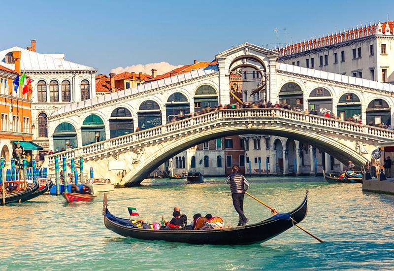 В каналах Венеции из-за отсутствия туристов завелись дельфины